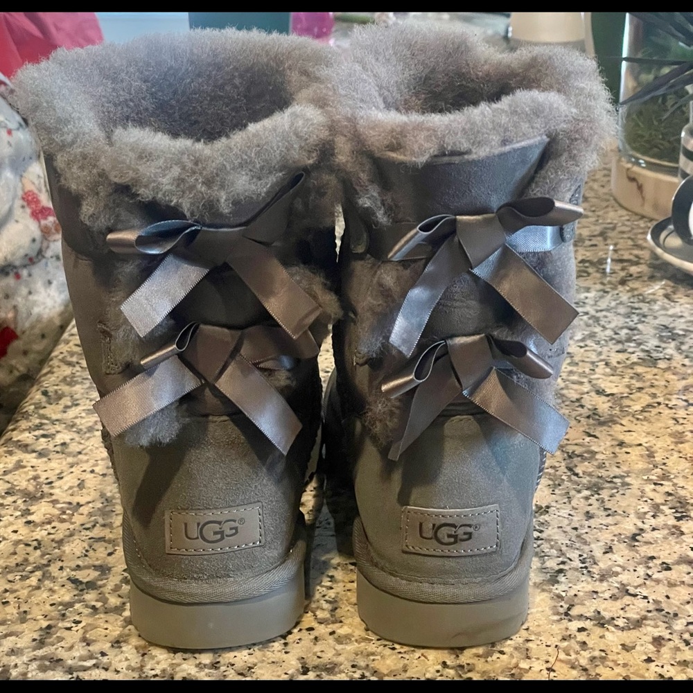 Women’s Ugg Bailey Bow size 7